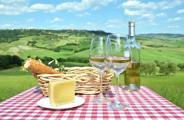 Bílé víno, sýr a chléb — Stock fotografie
