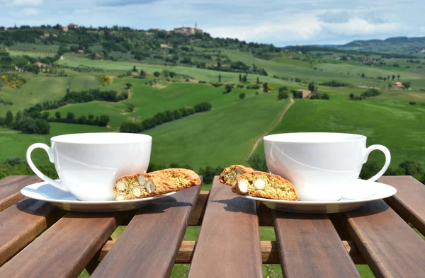 Dva šálky na kávu a cantuccini — Stock fotografie