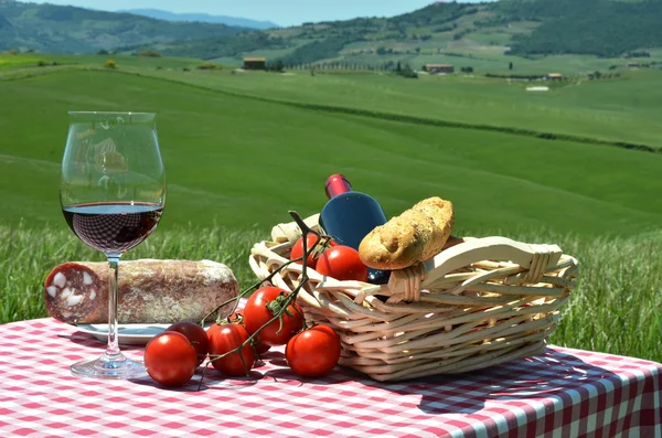 Vinho tinto, pão, salsicha e tomate — Fotografia de Stock