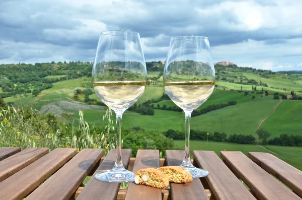 Белое вино и кантучини в Тоскане — стоковое фото