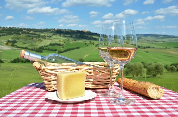 白ワイン、チーズ、パン — ストック写真