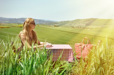 Kahve Tuscan Field'da kızla.