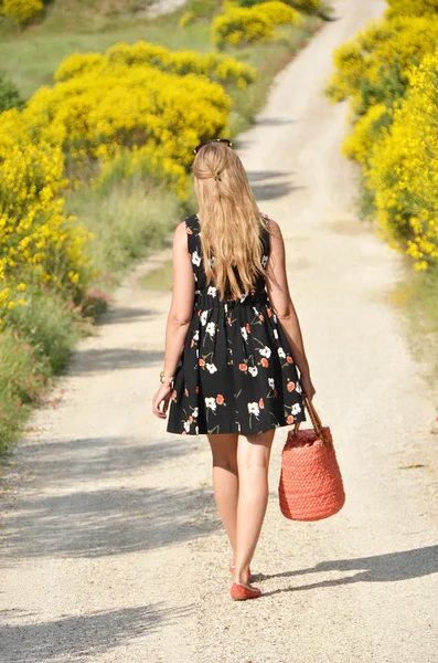 Flicka med en korg i Toscana — Stockfoto