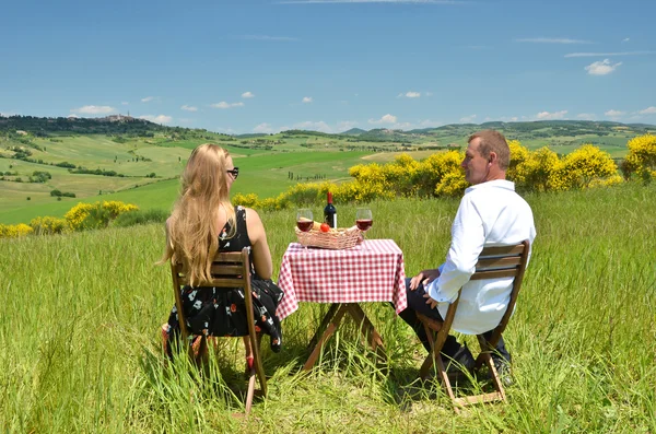 Coppia a tavola in campo toscano . — Foto Stock