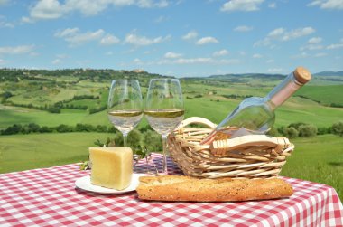 Beyaz şarap, peynir ve ekmek