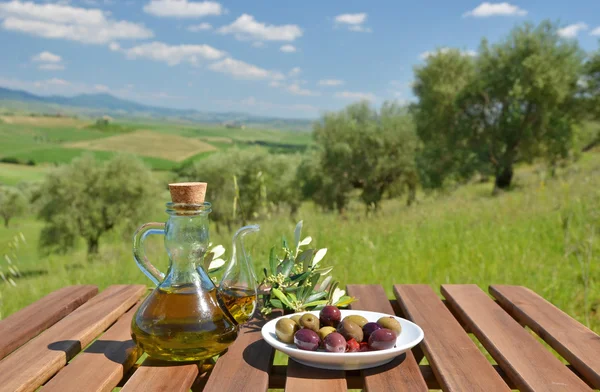 Olive oil and olives in Tuscan landscape — Stock Photo, Image