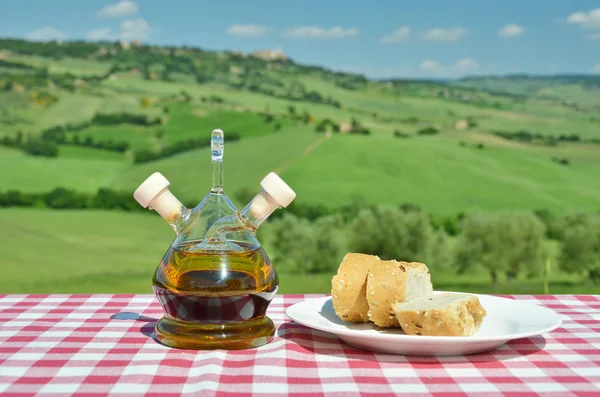 Olivový olej, olivy a chléb v toskánském — Stock fotografie