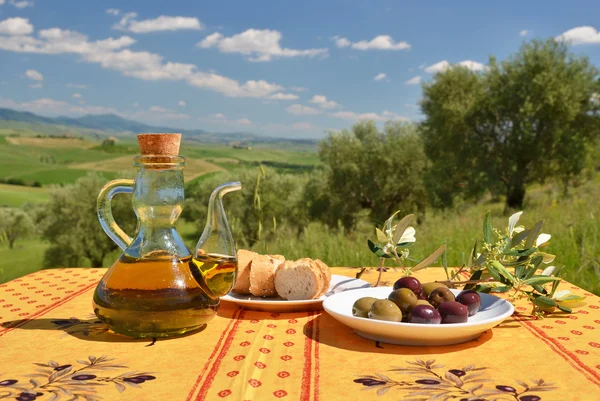 Olio e olive nel paesaggio toscano — Foto Stock