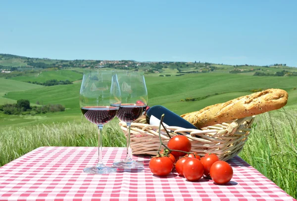 Vino rosso nel paesaggio toscano — Foto Stock