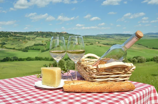 Weißwein, Käse und Brot — Stockfoto