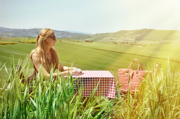 Ragazza con caffè in campo toscano . — Foto Stock