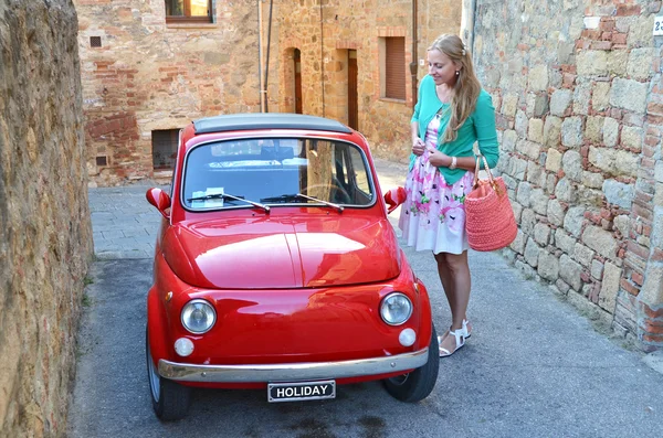 Menina e carro vintage na rua italiana — Fotografia de Stock