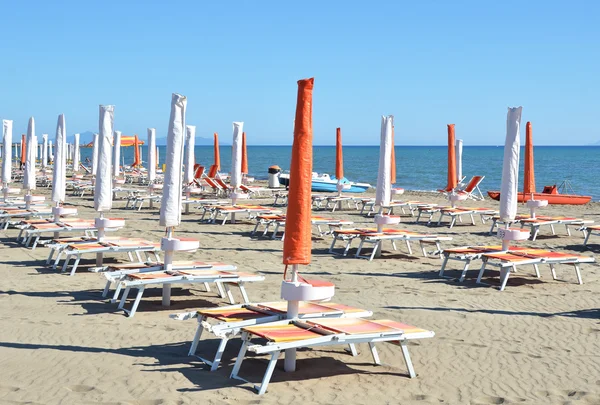 Beach umbrellas in Marina di Grosetto — Stock Photo, Image