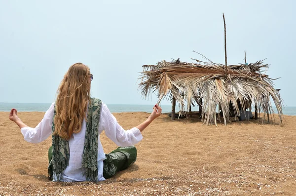Mujer meditando en la playa Rajbag —  Fotos de Stock