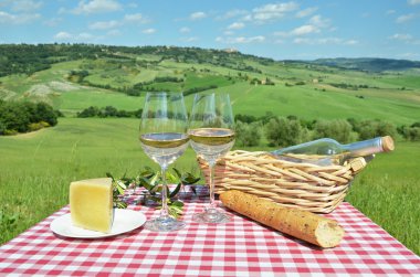 Toskana landsacpe karşı beyaz şarap