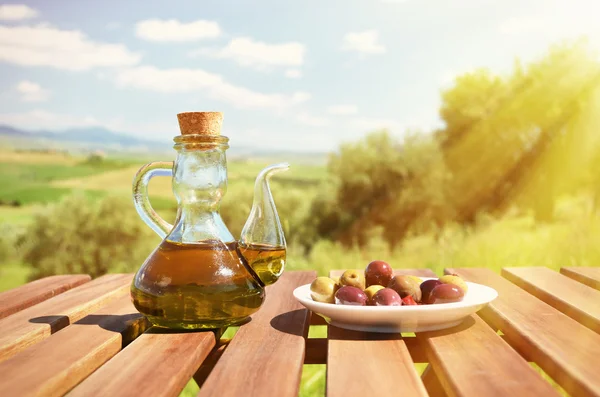 Oliwy z oliwek i oliwki przeciw krajobraz Toskanii — Zdjęcie stockowe