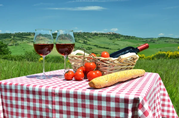 Vino rosso, pane e pomodori in Toscana — Foto Stock