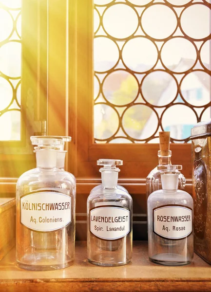 Bouteilles parfumées vides dans une ancienne pharmacie — Photo