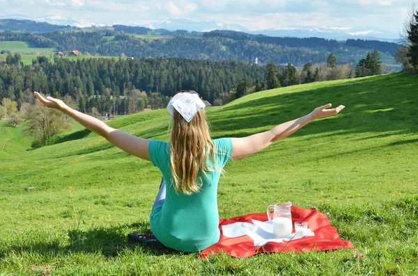 Chica sosteniendo bandera suiza en Suiza —  Fotos de Stock