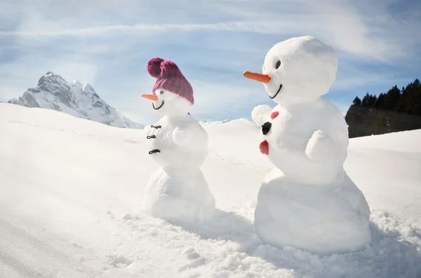 Sneeuwmannen tegen Zwitserse Alpen — Stockfoto