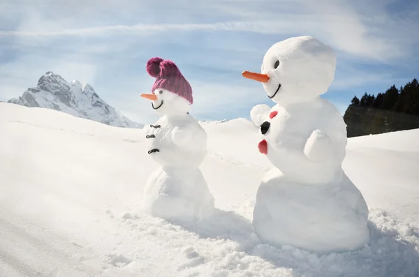 Bonecos de neve contra os Alpes suíços — Fotografia de Stock