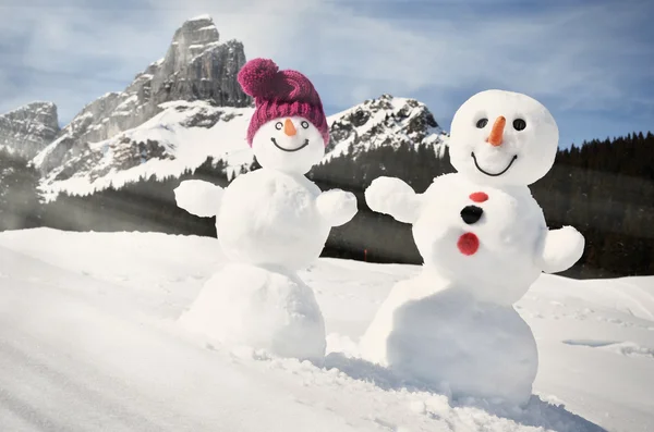 Muñecos de nieve contra los Alpes suizos —  Fotos de Stock