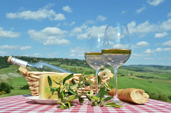 トスカーナの風景、イタリア白ワイン — ストック写真