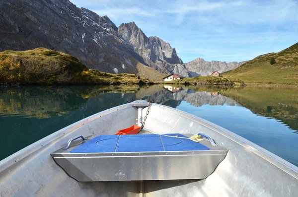 Boat cruising  mountain lake in Switzerland — Stock Photo, Image