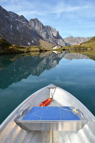 Boat cruising  mountain lake in Switzerland — Stock Photo, Image