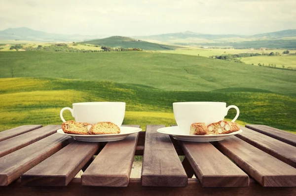 Xícaras de café e cantuccini em Toscana — Fotografia de Stock