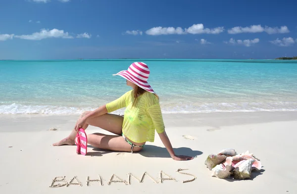 Chica en la playa de Bahamas — Foto de Stock