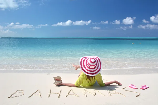 Chica en la playa de Bahamas — Foto de Stock