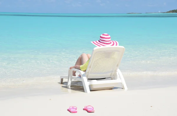 Menina na praia das Bahamas — Fotografia de Stock