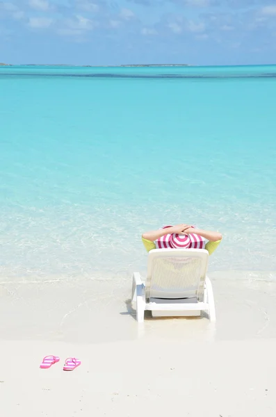 Menina na praia das Bahamas — Fotografia de Stock