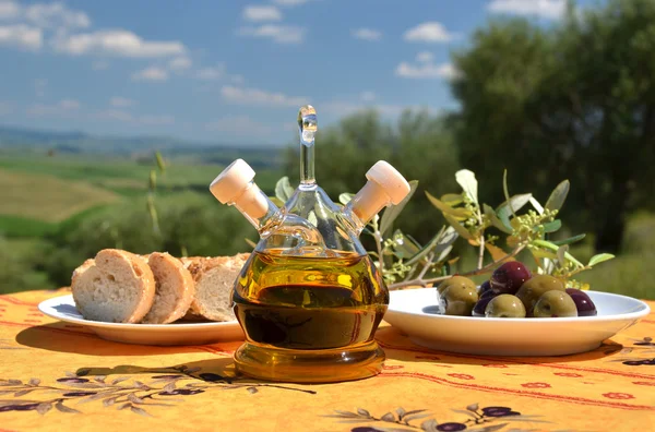 Aceite de oliva, aceitunas y pan en Toscana — Foto de Stock