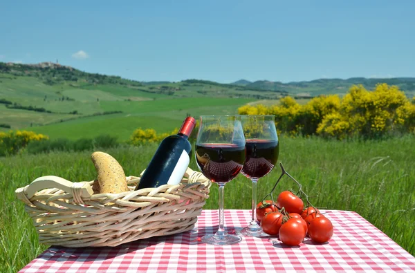 Red wine, bread and tomatoes in Tuscan — Stock Photo, Image