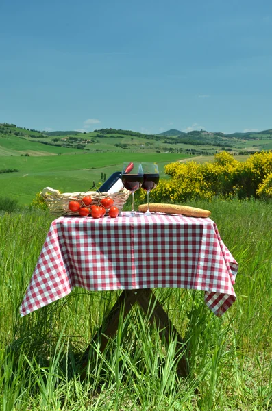 Vin rouge, pain et tomates en Toscane — Photo