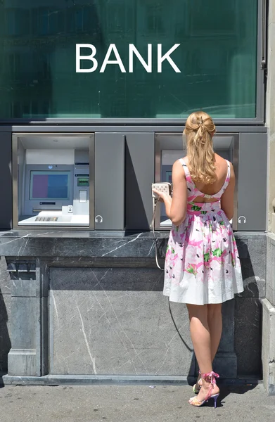 Girl at ATM in city — Stock Photo, Image