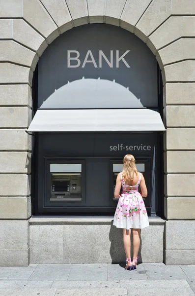 Menina bonita no ATM — Fotografia de Stock