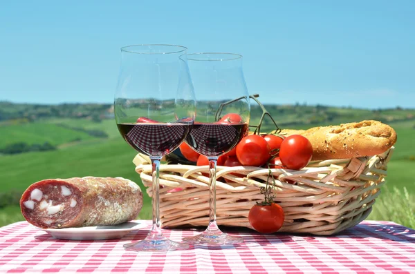 Red wine and tomatoes  against Tuscan — Stockfoto