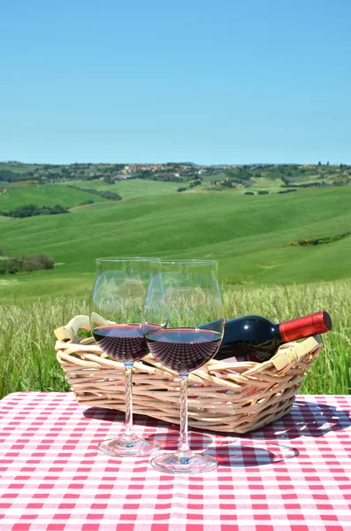 Red wine  against Tuscan landscape. — Stockfoto