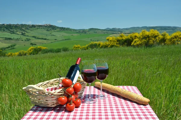 Červené víno, chléb a rajčat v toskánském — Stock fotografie