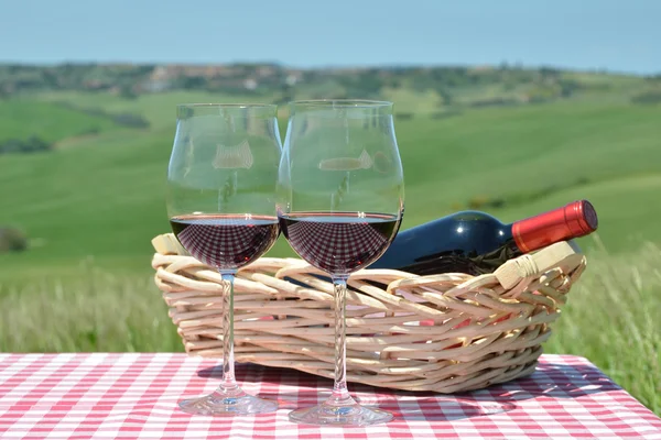 トスカーナの風景で赤ワイン. — ストック写真