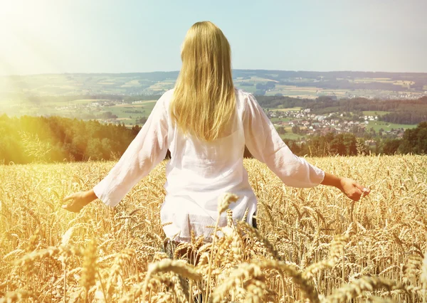 Flicka bland fält av vete i Schweiz — Stockfoto