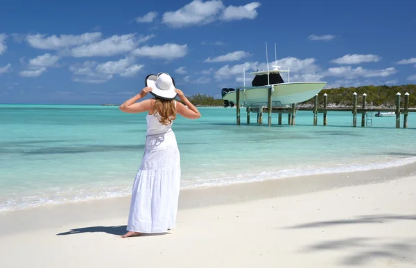 Dziewczyna na plaży w Bahamy — Zdjęcie stockowe