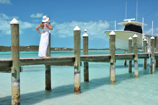 Pige på stranden på Bahamas - Stock-foto