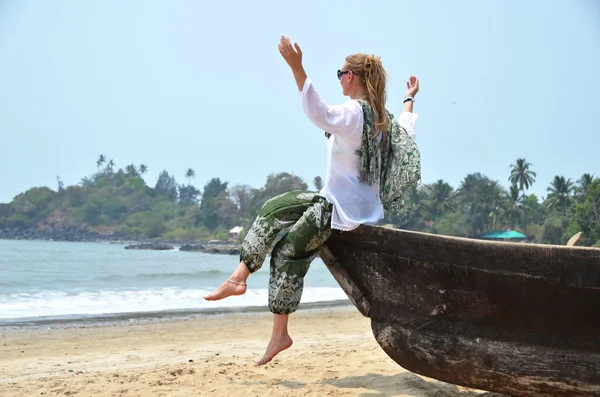 Młoda kobieta na plaży południowej Goa — Zdjęcie stockowe