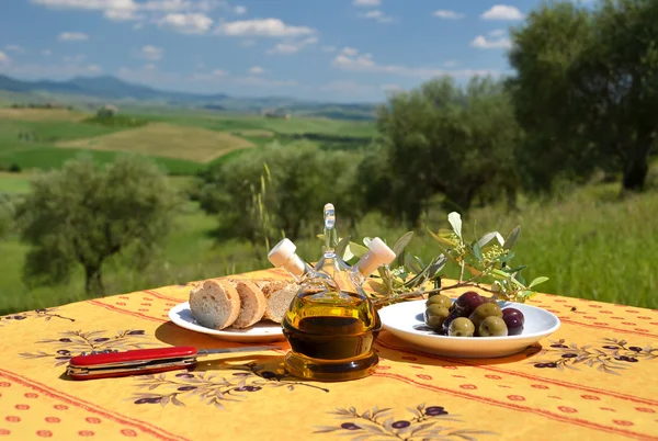 Aceite de oliva y pan en el paisaje toscano . —  Fotos de Stock