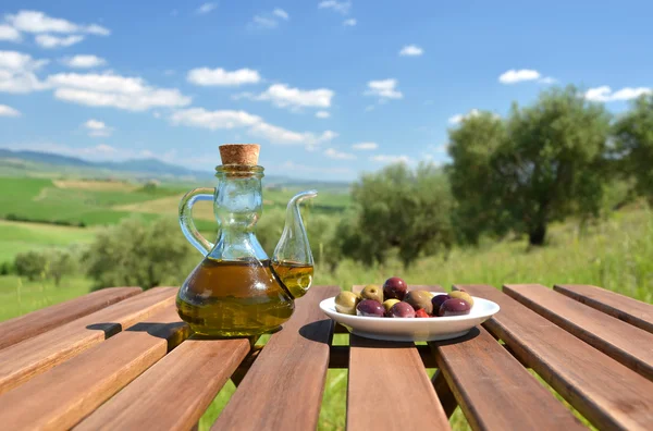 Olivový olej a chleba na toskánskou krajinu. — Stock fotografie