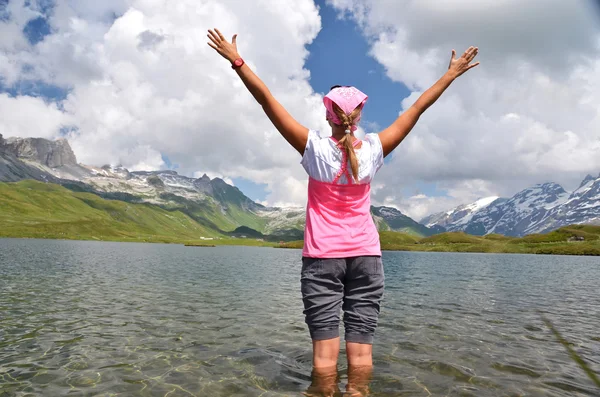 Dívka u horského jezera, Švýcarsko — Stock fotografie